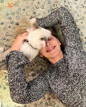 Clara de Sousa Instagram - Hoje vou à @casafeliz . Daqui a nada 😁 mas falando de felicidade, além de celebrar os 55 com saúde e energia e realização pessoal e profissional, tenho mais um motivo para sorrir com a família a crescer. Chama-se Lucky e eu sou uma sortuda por ele ter entrado na minha vida, assim, sem estar à espera. ❤️
#bighappyfamily #welcomelucky #bordercollie #bordercolliepuppy #bordercolliesofinstagram #catsanddogs