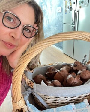 Clara de Sousa Instagram - Hoje é dia de Pão por Deus o que me traz belas memórias de infância. Todos os anos insisto em manter a tradição mesmo que a cesta não fique vazia. Não faz mal. Quem por aqui passar não sairá de mãos a abanar 🙌
“Dling dlong”.
Tenho de ir! 😃
#paopordeus #umdenovembro