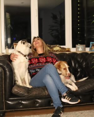 Clara de Sousa Instagram - Ainda venho a tempo de vos desejar um feliz Natal com dois dos meus pimpolhos de 4 patas. 🎅🏼🎄Tenham uma noite quentinha e feliz! ❤️
#feliznatal #lucky&mia #doggyxmas #bordercollie❤️podenga