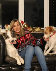 Clara de Sousa Instagram - Ainda venho a tempo de vos desejar um feliz Natal com dois dos meus pimpolhos de 4 patas. 🎅🏼🎄Tenham uma noite quentinha e feliz! ❤️ #feliznatal #lucky&mia #doggyxmas #bordercollie❤️podenga