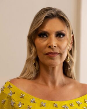 Clara de Sousa Instagram - Depois de mais uma noite memorável e já com energias repostas, quero agradecer a todos os que cuidaram da minha imagem para a 27ª Gala dos Globos de Ouro. 
Ao @nunobaltazarstudio pelo vestido incrível cheio de luz e boa energia 💛, ao @luisonofreofficial que mais uma vez este ano garantiu o conforto e a beleza dos meus pés 💜, ao @leonel_simoes_  e @elsa_martinho que se entregaram de corpo e alma aos meus cabelos e ao meu rosto e finalmente à @luisarosasjewellery pelas jóias. Quem tratou de toda esta organização, pensando no styling exigido para mais estes Globos, foi a incansável @helenacarmona5 que começou com bastante tempo de antecedência a tratar do grande dia. Foi mais uma vez um privilégio. Muito obrigada!!! ❤️
Fotos do @ruivalido 
#globosdeouro2023 #noitemagica #noiteunica #sic