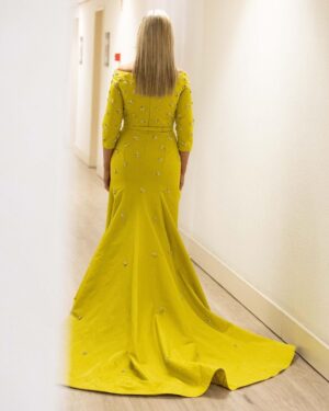 Clara de Sousa Instagram - Depois de mais uma noite memorável e já com energias repostas, quero agradecer a todos os que cuidaram da minha imagem para a 27ª Gala dos Globos de Ouro. 
Ao @nunobaltazarstudio pelo vestido incrível cheio de luz e boa energia 💛, ao @luisonofreofficial que mais uma vez este ano garantiu o conforto e a beleza dos meus pés 💜, ao @leonel_simoes_  e @elsa_martinho que se entregaram de corpo e alma aos meus cabelos e ao meu rosto e finalmente à @luisarosasjewellery pelas jóias. Quem tratou de toda esta organização, pensando no styling exigido para mais estes Globos, foi a incansável @helenacarmona5 que começou com bastante tempo de antecedência a tratar do grande dia. Foi mais uma vez um privilégio. Muito obrigada!!! ❤️
Fotos do @ruivalido 
#globosdeouro2023 #noitemagica #noiteunica #sic