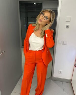 Clara de Sousa Instagram - Orange is the new black 😉 
A @estelahairstylistpereira e a @inespereira.makeup trataram do resto 😅
#orangeisthenewblack #sic #jornaldanoite