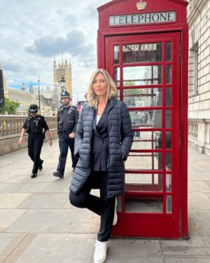 Clara de Sousa Instagram - Último dia. 
Com o peso de outra tradição. 
As emblemáticas cabinas telefónicas resistem apesar dos telemóveis. 
Por aqui, junto ao parlamento, as ruas já estão a ser limpas porque “life goes on”. 
E continua de facto porque, como disse uma vez a própria Isabel II, “a vida é muito maior”. 
📸 @manuel_ferreira_manny 
#queenelisabethfuneral #londres #sic