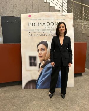 Claudia Gusmano Instagram - Domani 8 marzo esce il film Primadonna di Marta Savina. Andate tutti a vederlo! Giuro che sarà bellissimo. Sono così felice che mi viene voglia di ballare e cantare ❤️
Grazie di cuore a @emporioarmani 
@vicmatieofficial 
@eleonoramantovani_mua 
Press @andreasmercante 
@edoardoa ❤️