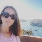 Claudia Gusmano Instagram - Quando fai la tua prima vacanza da sola, scopri che sei felice e allora decidi di farti una foto da sola… no anzi due ❤️😂 Porto, Portugal
