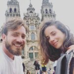 Claudia Gusmano Instagram - “Il 70% delle persone che fa il cammino di Santiago ha il cuore spezzato, il 10 % ha paura del giudizio, il 20 % vuole superare le proprie paure e serve tantissimo”. Me l’ha detto Matteo che viaggiava da un mese, che mi ha abbracciata fortissimo e io gli credo. È stata una delle esperienze più belle e intense della mia vita. Sono senza parole, finalmente ❤️ Grazie a mio fratello, ti voglio bene. Santiago de Compostela Cathedral
