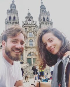 Claudia Gusmano Instagram - “Il 70% delle persone che fa il cammino di Santiago ha il cuore spezzato, il 10 % ha paura del giudizio, il 20 % vuole superare le proprie paure e serve tantissimo”. Me l’ha detto Matteo che viaggiava da un mese, che mi ha abbracciata fortissimo e io gli credo. È stata una delle esperienze più belle e intense della mia vita. Sono senza parole, finalmente ❤️ Grazie a mio fratello, ti voglio bene. Santiago de Compostela Cathedral