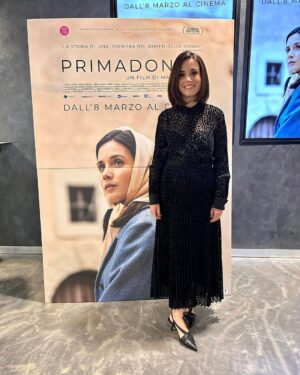 Claudia Gusmano Instagram - Domani 8 marzo esce il film Primadonna di Marta Savina. Andate tutti a vederlo! Giuro che sarà bellissimo. Sono così felice che mi viene voglia di ballare e cantare ❤️
Grazie di cuore a @emporioarmani 
@vicmatieofficial 
@eleonoramantovani_mua 
Press @andreasmercante 
@edoardoa ❤️