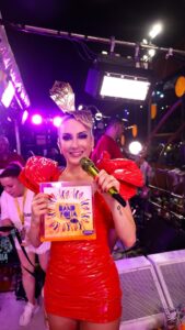 Claudia Leitte Instagram - E o #TroféuBandFolia de melhor cantora vai para: CLAUDIAAAA LEITTEEEEE!!!!! 👏🏻✨🎊✨ @claudialeitte foi eleita a melhor cantora do Carnaval 2024 com 58% dos votos de todo Brasil! Amaram?? ❤️ #EuToNaBand 📸 @nara