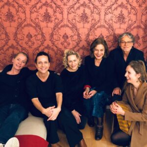 Claudia Michelsen Instagram - Danke für die 2 tollen Gastspiele mit DREI FRAUEN AUS DEUTSCHLAND im Deutschen Theater in Berlin und im Schauspielhaus Hamburg ✨ danke an das tolle kleine feine Team #BirteHorst lichtdesign @gesine_cukrowski #angelawinkler #martinmühleis textbearb.&regie #veralöffler produktionsass herrrrlich war das✨