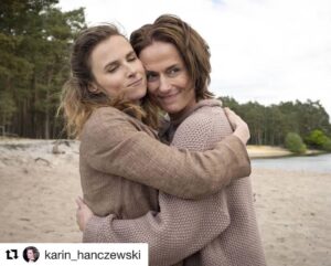 Claudia Michelsen Instagram - Abgedreht... AUF DEM GRUND #schwestern  @ndr @hagermossfilmproduction @karin_hanczewski ❤️ ensemblestück #michael wittenborn #eleonore weissgerber @annalenaschwing danke an das dollste Team..💋merci merci ✨#sommer #pause #🌈