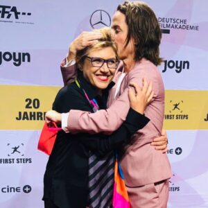 Claudia Michelsen Instagram - Gratulation an alle Preisträger und Nominierte von @firststepsaward @knutelstermann #bestprize #favoritprize all my Love to Andrea Hohnen the heart of first steps for soo many years... ❤️ thank you for your spirit your energy for everything...FOR YOU ... i am crying a little.. yes.. ❤️