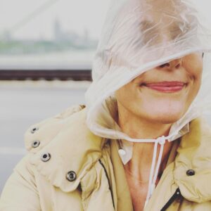 Claudia Michelsen Instagram - “Du sollst hören..” Drehtag 16 (tag 11 für mich)  HERBSTIMJUNIINKÖLN
#petrawagner✨ @annette_kamont✨ #peterpolsak✨uva…🙏🏼 
fast geschafft..