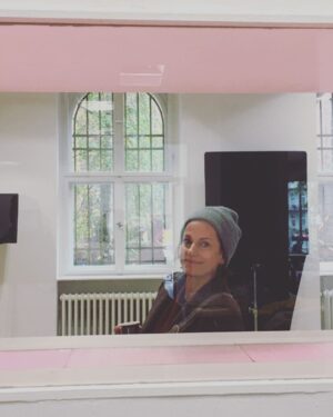 Claudia Michelsen Instagram - ✨PAUSE NUN✨... was für ne dollle Zeit mit nem dolltollen Team..merci💜dankbar💚. “unverblümt“ (arbeitstitel) @kerstinpolte @katharinabuehler_dop 💋 zdfmediathek @annette_kamont @extremrelaxer @thelmabuabeng @daniel_zillmann @lenaklenke @stephanszasz @helgischmid @meikvanseveren @lenamariaeikenbusch #corinnaharfouch #angelawinkler 🧡uva.💕