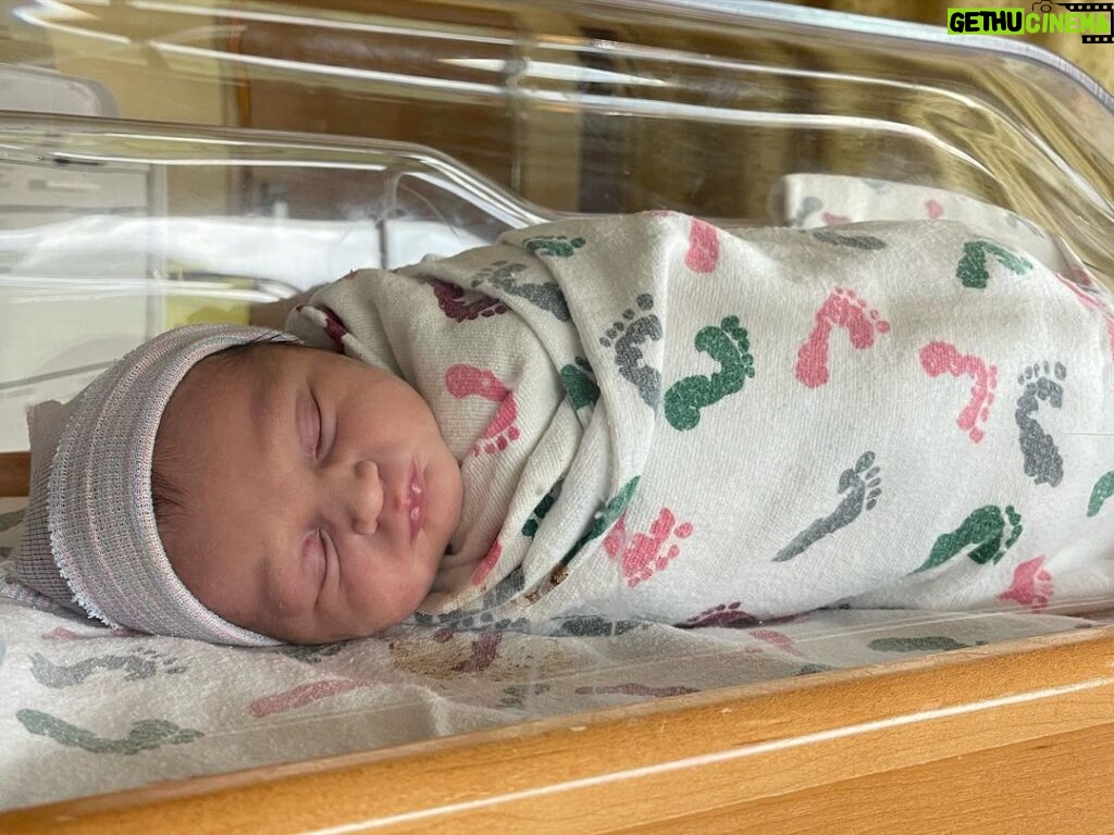 Colin O'Brady Instagram - HE’S HERE!! 👶 Banks Besaw O’Brady Born June 10th at 4:04am 7lbs, 9oz 21 inches It was incredible to witness @jennabesaw power and strength with a 100% natural birth. We are deeply grateful to have had zero complications in delivery. Happy and healthy baby and Mama. It also happens to be Jenna B’s birthday today. Happy birthday Mama. 🎉 The adventure of a lifetime begins now!! Jackson Hole, Wyoming
