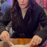 Courteney Cox Instagram - How “real” New Yorkers eat pizza 🍕