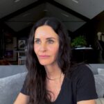 Courteney Cox Instagram - Life imitates art… @jenniferaniston ♥️♥️♥️ @homecourt @lolavie
