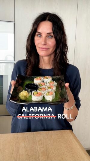 Courteney Cox Instagram - Alabama Hand Roll 

•Boar’s Head maple honey turkey 
•Havarti cheese slices 
•Fritos
•Best Food’s light mayonnaise 
•French’s yellow mustard
•Avocado 

🎥: @jadeehlers