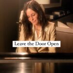 Courteney Cox Instagram - Something got ahold of me (sorry J).... might delete later. #leavethedooropen @anderson._paak @brunomars 🎥: @jadeehlers