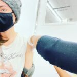 Courtney Ford Instagram - Two days post 2nd #moderna 💉 Yesterday: muscle aches/ joint pain (@brandonjrouth had same + chills). But! Had some soup, took some Tylenol, watched the Great British Baking Show, and went to bed early. Woke up feeling just fine. So grateful. Don’t be afraid of that 2nd 💉 #ItsaNewDay! ☀️