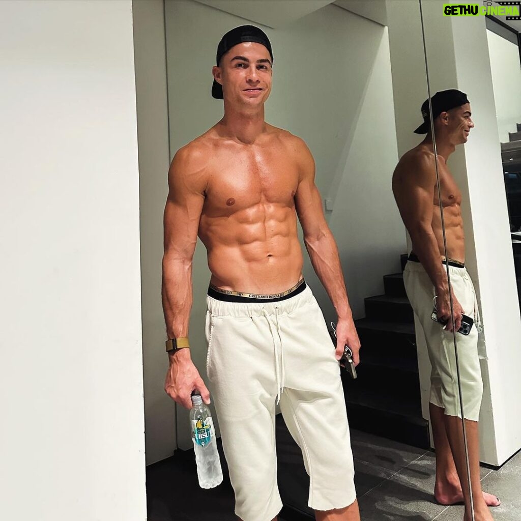 Cristiano Ronaldo Instagram - شاكرا للنعم 🤲🏼🤲🏼🤲🏼