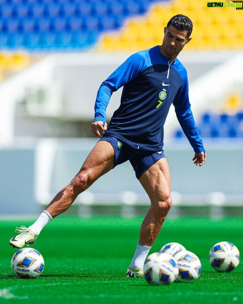 Cristiano Ronaldo Instagram - Getting ready for the Champions League match! 👊