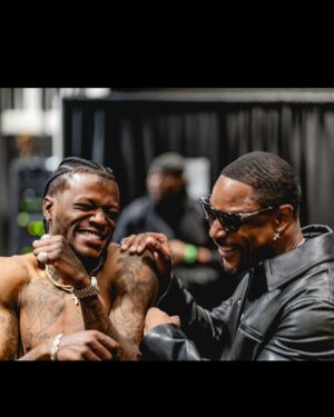 D.C. Young Fly Instagram - It’s always fun Hosting wit my Brudda @chrisbrownofficial 💪🏾💪🏾🔥 tour was offf the chainnnnn🎥🎥 Arguably one of the greatest performers I’ve witness 💪🏾 #NoDayzOff #TourHostingHustle