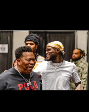 D.C. Young Fly Instagram - It’s always fun Hosting wit my Brudda @chrisbrownofficial 💪🏾💪🏾🔥 tour was offf the chainnnnn🎥🎥 Arguably one of the greatest performers I’ve witness 💪🏾 #NoDayzOff #TourHostingHustle