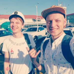 Ник Черников Instagram - Не послушал #порнофильмы вживую на #tamanfest, зато проехался с ними в автобусе до аэропорта) Уже ночью буду дома, погруженный в серые видеоблогерские будни