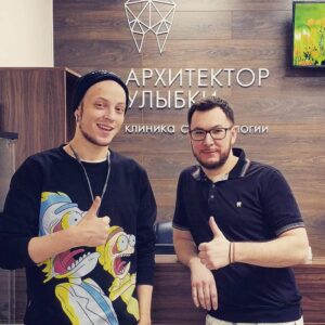 Ник Черников Instagram - Мы с @ravannacore приехали в #екатеринбург чтобы дать мощнейшее шоу, но случилась беда: у меня рассыпался зуб. В труху. То что было невозможно есть, это полбеды, но от острых осколков зуба я порезал язык который распух прям как Пиэм и не помещался во рту. #Архитекторулыбки - единственная стоматология в городе, которая экстреннно взялась мне помочь, оказалась прямо в центре города на улице #вайнера в тц #успенский. Док сделал мне 2 (!!!) зуба быстро и безболезненно, чем буквально спас сегодняшнее шоу! Горячо рекомендую клинику @stomatology_ekb и жду всех на концерте #ravanna сегодня в концерт-холле #свобода!