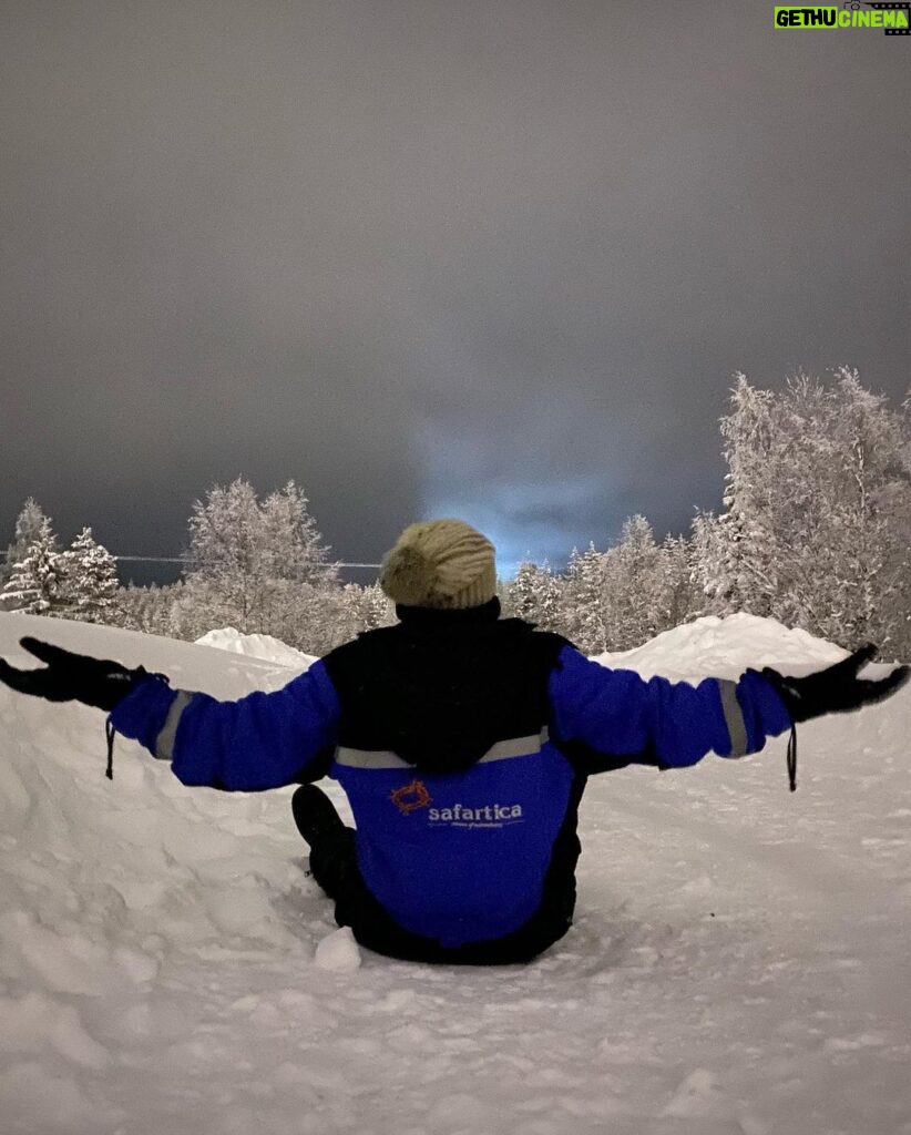 Déborah François Instagram - Derniers baisers glacés depuis l’arctique 🌬❄ Et les lumières du nord un soir de nuages… 🌫