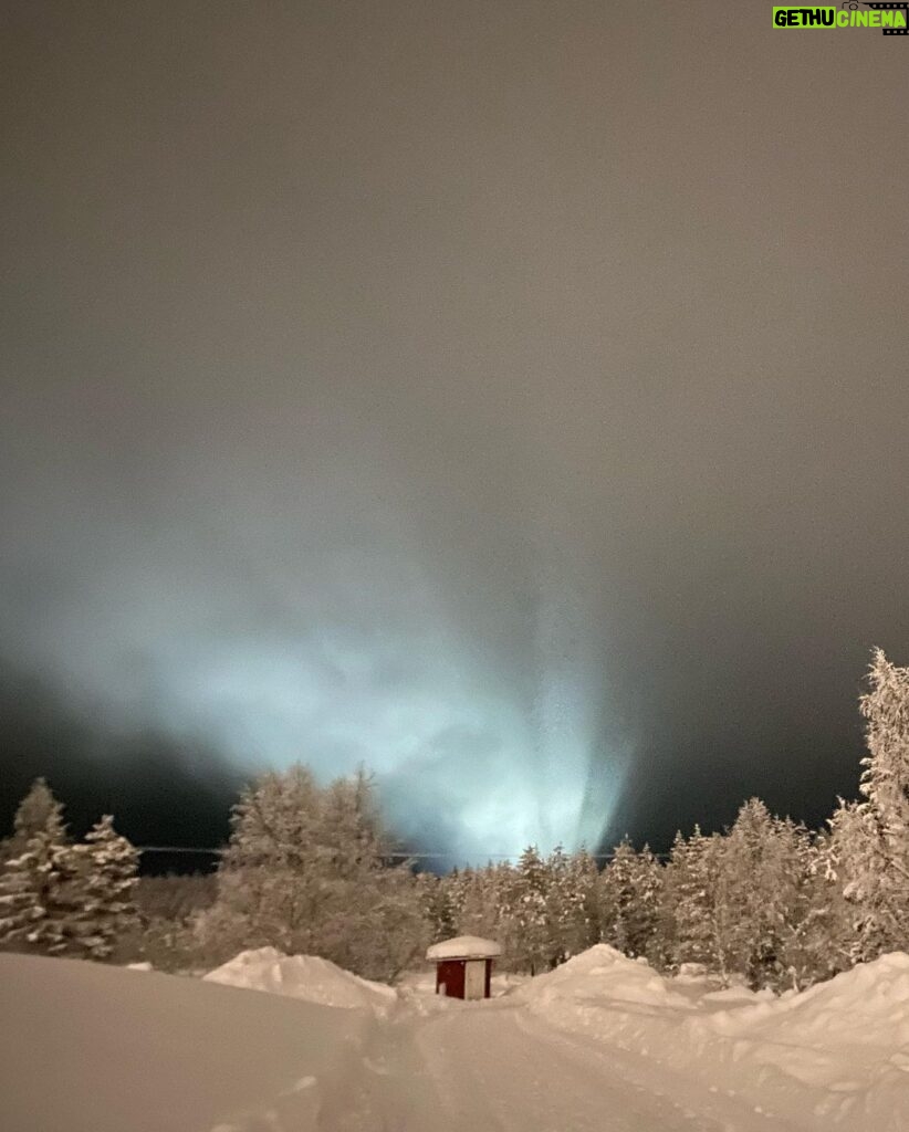 Déborah François Instagram - Derniers baisers glacés depuis l’arctique 🌬❄ Et les lumières du nord un soir de nuages… 🌫
