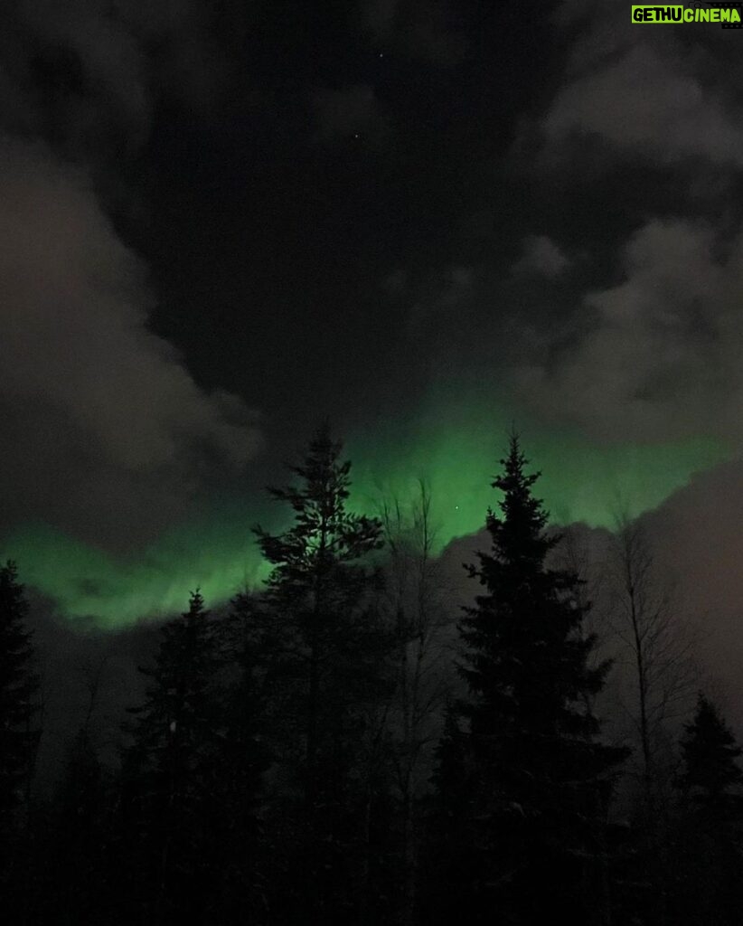 Déborah François Instagram - Northern lights 🌟 Hier j’ai réalisé un rêve, voir des aurores boréales depuis le cercle arctique. Une beauté à couper le souffle, j’en suis restée sans voix. …Et presque convaincue de l’existence des fées. Ps: images sans filtres et prises simplement depuis mon téléphone (en vrai c’est encore mieux mais j’avoue que je tremblais un peu d’émotion ☺) Rovaniemi - Finlandia