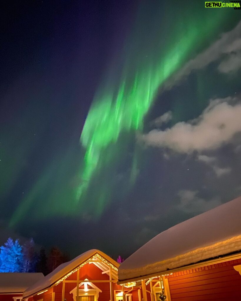 Déborah François Instagram - Northern lights 🌟 Hier j’ai réalisé un rêve, voir des aurores boréales depuis le cercle arctique. Une beauté à couper le souffle, j’en suis restée sans voix. …Et presque convaincue de l’existence des fées. Ps: images sans filtres et prises simplement depuis mon téléphone (en vrai c’est encore mieux mais j’avoue que je tremblais un peu d’émotion ☺) Rovaniemi - Finlandia