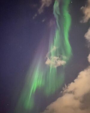 Déborah François Instagram - Northern lights 🌟

Hier j’ai réalisé un rêve, voir des aurores boréales depuis le cercle arctique. Une beauté à couper le souffle, j’en suis restée sans voix. …Et presque convaincue de l’existence des fées. 

Ps: images sans filtres et prises simplement depuis mon téléphone (en vrai c’est encore mieux mais j’avoue que je tremblais un peu d’émotion ☺️)
