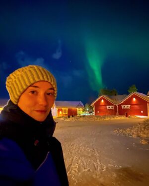 Déborah François Instagram - Northern lights 🌟

Hier j’ai réalisé un rêve, voir des aurores boréales depuis le cercle arctique. Une beauté à couper le souffle, j’en suis restée sans voix. …Et presque convaincue de l’existence des fées. 

Ps: images sans filtres et prises simplement depuis mon téléphone (en vrai c’est encore mieux mais j’avoue que je tremblais un peu d’émotion ☺️)