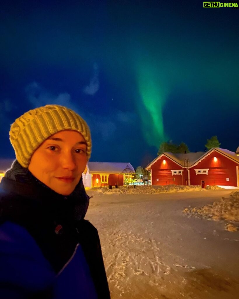 Déborah François Instagram - Northern lights 🌟 Hier j’ai réalisé un rêve, voir des aurores boréales depuis le cercle arctique. Une beauté à couper le souffle, j’en suis restée sans voix. …Et presque convaincue de l’existence des fées. Ps: images sans filtres et prises simplement depuis mon téléphone (en vrai c’est encore mieux mais j’avoue que je tremblais un peu d’émotion ☺) Rovaniemi - Finlandia