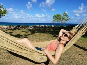 Déborah François Instagram - …comme l’impression qu’il va falloir rentrer à un moment mais… on verra après un cocktail… ou deux. Ou…
🇯🇲🏝️🙈