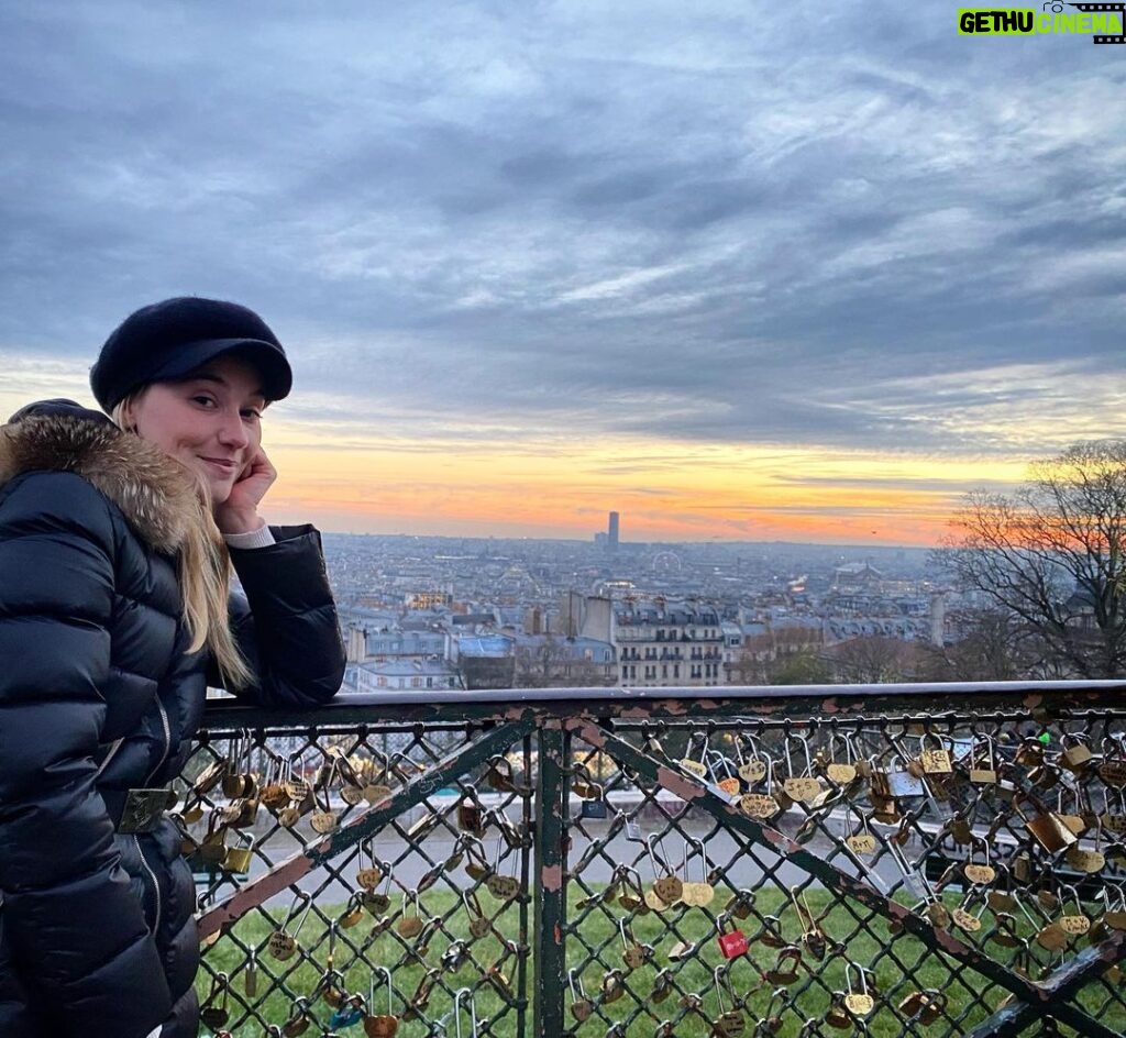 Déborah François Instagram - j’adore quand les copains viennent visiter Paris, ça me permet de taper ma photo de touriste moi aussi pour une fois 😏😙 #montmartre #paris #tourismealamaison #turistaencasa #parisjetaime 💖