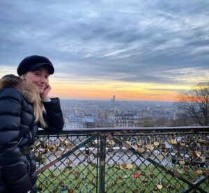 Déborah François Instagram - j’adore quand les copains viennent visiter Paris, ça me permet de taper ma photo de touriste moi aussi pour une fois 😏😙

  #montmartre #paris #tourismealamaison #turistaencasa #parisjetaime 💖