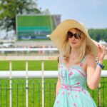 Déborah François Instagram - J’ai misé et autant vous dire que j’ai tout perdu 🏇👒 ! Mais quelle jolie journée ! Petite dédicace à la première femme jockeys à avoir gagné le #prixdianelongines 🏆✨ Merci @thomasdumontvip pour ce moment et à @lael.agency pour sa compagnie et ses conseils hippiques Hippodrome de Chantilly