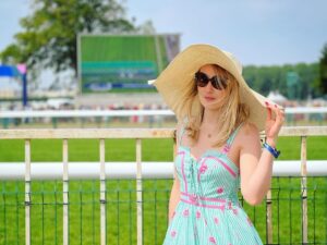 Déborah François Instagram - J’ai misé et autant vous dire que j’ai tout perdu 🏇👒 ! Mais quelle jolie journée !
Petite dédicace à la première femme jockeys à avoir gagné le #prixdianelongines 🏆✨

Merci @thomasdumontvip pour ce moment et à @lael.agency pour sa compagnie et ses conseils hippiques