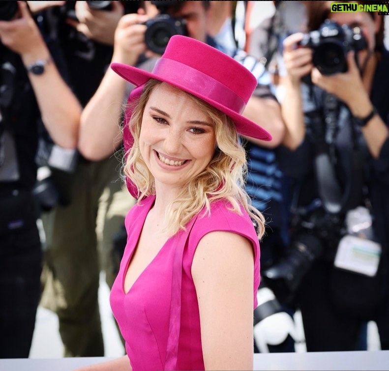 Déborah François Instagram - Pink lady 💕 @festivaldecannes 👚 @liinasteinofficial Stylisme @gayanee_pierre 💇‍♀️ @franckprovostparis @emma_guerri_ 💄 @odilejimenezmua Festival de Cannes