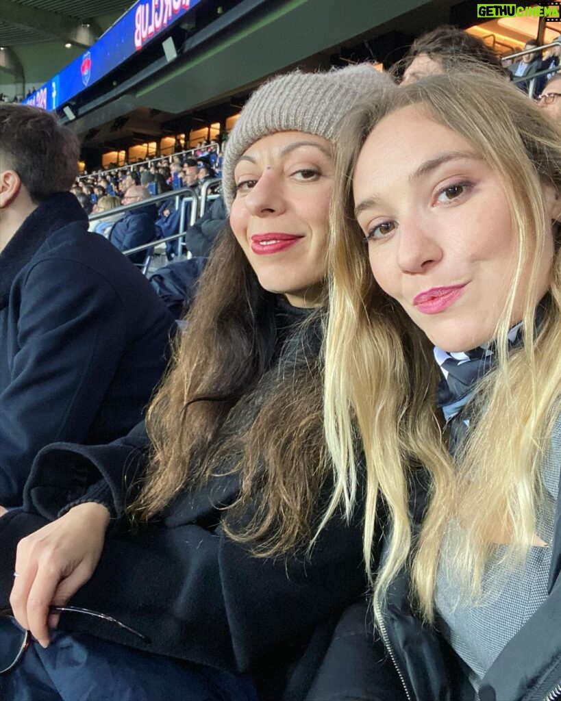 Déborah François Instagram - On s’est amusées comme des petites folles!!! 👯‍♀⚽ #parisestmagique #psg Parc Des Princes Stadium