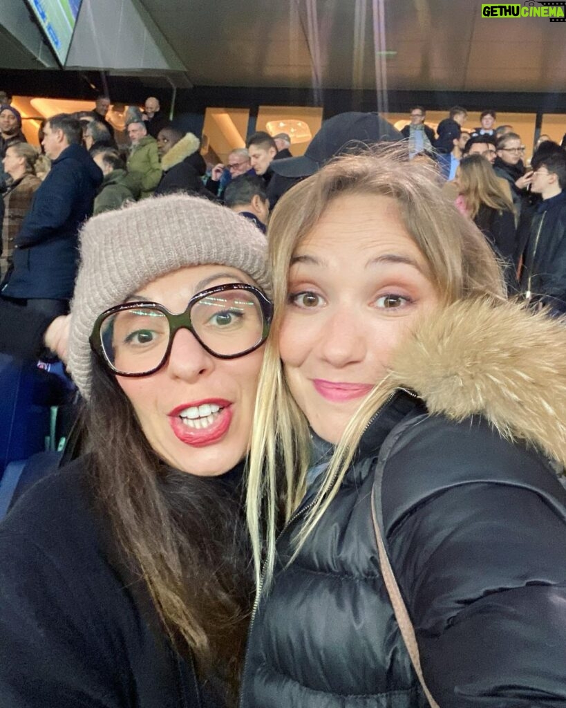 Déborah François Instagram - On s’est amusées comme des petites folles!!! 👯‍♀⚽ #parisestmagique #psg Parc Des Princes Stadium