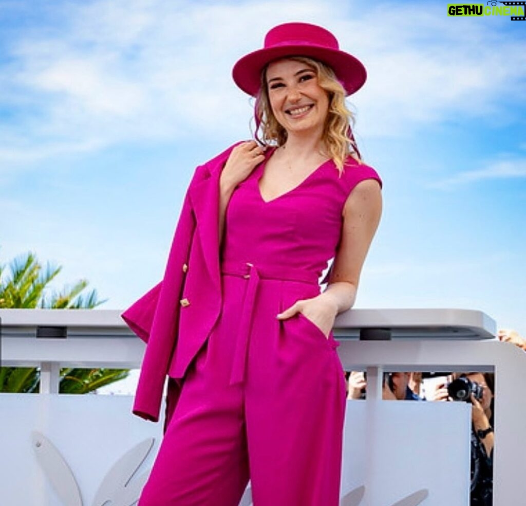 Déborah François Instagram - Pink lady 💕 @festivaldecannes 👚 @liinasteinofficial Stylisme @gayanee_pierre 💇‍♀ @franckprovostparis @emma_guerri_ 💄 @odilejimenezmua Festival de Cannes