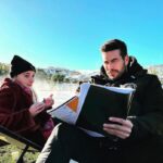 Déborah François Instagram - Nuestras últimas miradas (súper concentradas🧐) al guion de @misoledadtienealas_pelicula 🪽 Un rodaje como ningún otro, y un viaje que nunca olvidaré. Pronto esa película tan especial empezará su propio viaje y me tarda poder enseñároslo 🤗 A volar @mario_houses !!! 🩵 !✨Estreno el 25 de agosto ✨! #cineespañol #cinefrances #guionistas #dreamteam @nostromopictures @warnerbrosspain Madrid, Spain