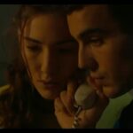 Déborah François Instagram - 🔥Mon premier film en tant que scénariste 📝🤗 Si heureuse et fière de pouvoir vous partager les premières images de Mi Soledad Tiene Alas !!! J’ai aimé chaque moment passé à penser cette histoire, chaque instant passé en répétition et sur le plateau avec cette équipe et ces comédiens magiques 🥰 🔥 Mi primera peli como guionista 📝🤗 Tan feliz y orgullosa de poder compartir con vosotros el primer tráiler de @misoledadtienealas_pelicula !!! Me encantó cada momento que pasó imaginando esa historia, cada instante de los ensayos, el tiempo pasado en el plató con ese equipo y esos actores mágicos 🥰 Dirigido por @mario_houses Con @oscar_casas_ @candelacuore @donfaarid Producido por @nostromopictures @warnerbrosspain Un abrazo grandísimo a mi equipo de chicas #girlboss @claaudiaarodriguez @juliaferroig @meriuei74 @thaisrodbas
