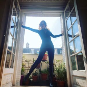 Déborah François Instagram - Je ne me rappelle plus exactement où je voulais en venir avec cette photo… mais je l’aime bien… voilà! Bonne journée 🤪

Ps -oui je sais il faudra penser à refaire la peinture-

MERCI @lael.agency de m aider à mettre en place mes plus jolis looks 🙏 tu es une perle
